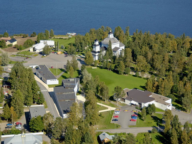 Alajärven kirkko ja kirkonkylän julkisia rakennuksia. Hannu Vallas 2005