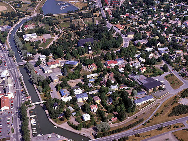 Paraisten kirkko ja Vanha Malmi. Hannu Vallas 1997