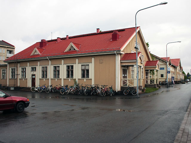 Ravintolarakennus asemarakennuksen eteläpuolella. Timo-Pekka Heima 2008