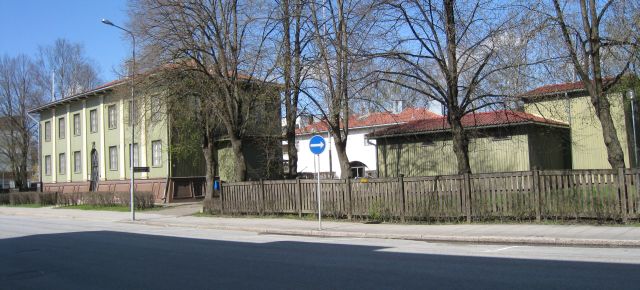 Suojeluskuntatalon pihapiiriä. Hilkka Högström 2009