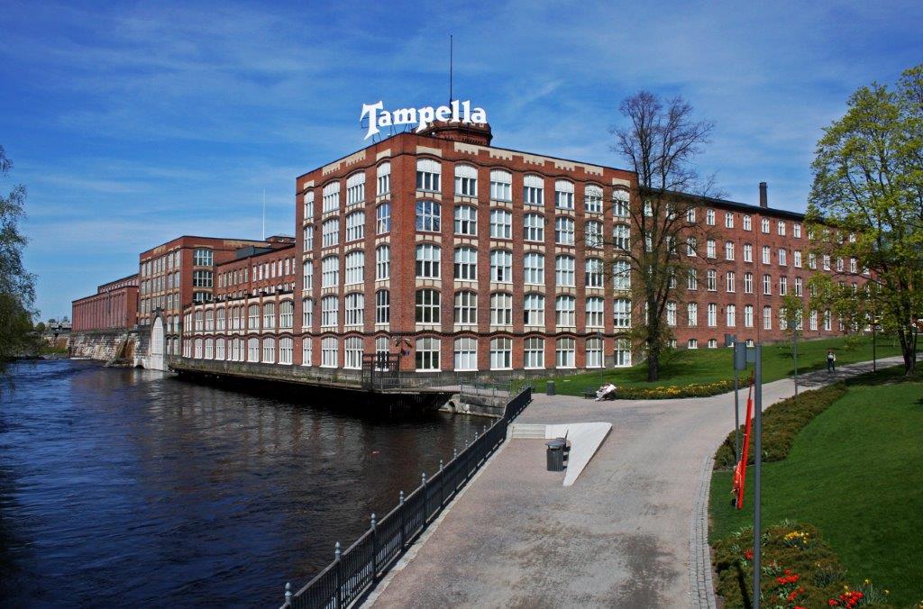 Tampellan pellavatehtaan punatiiliset tuotantorakennukset Kosken itärannalla. Timo-Pekka Heima 