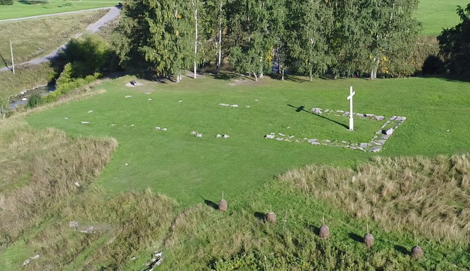 Piispankirkon paikalle on pystytetty valkoinen risti. Wiki Loves Monuments, CC BY-SA 4.0 Sundqvist 2017