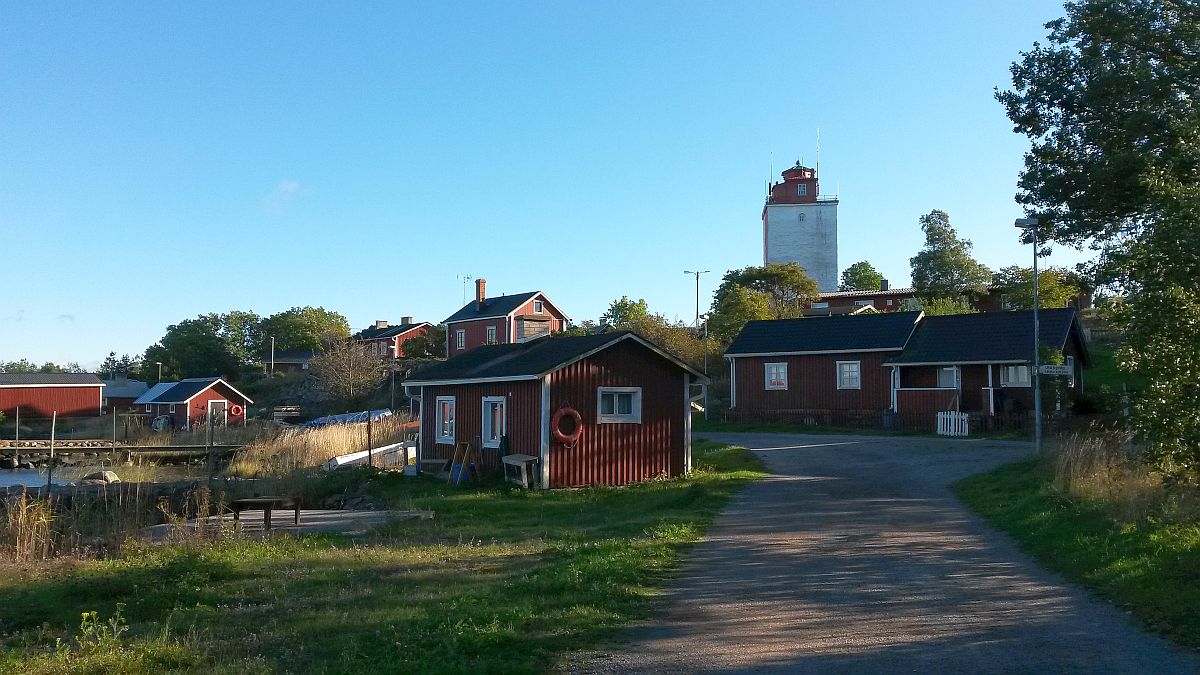 Utön kylää ja majakka. Seija Linnanmäki 2015